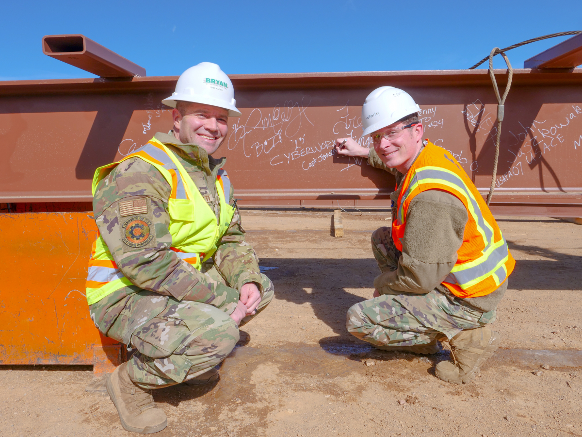 Col Giovannetti & Capt Johnson at MCIC Topping Ceremony